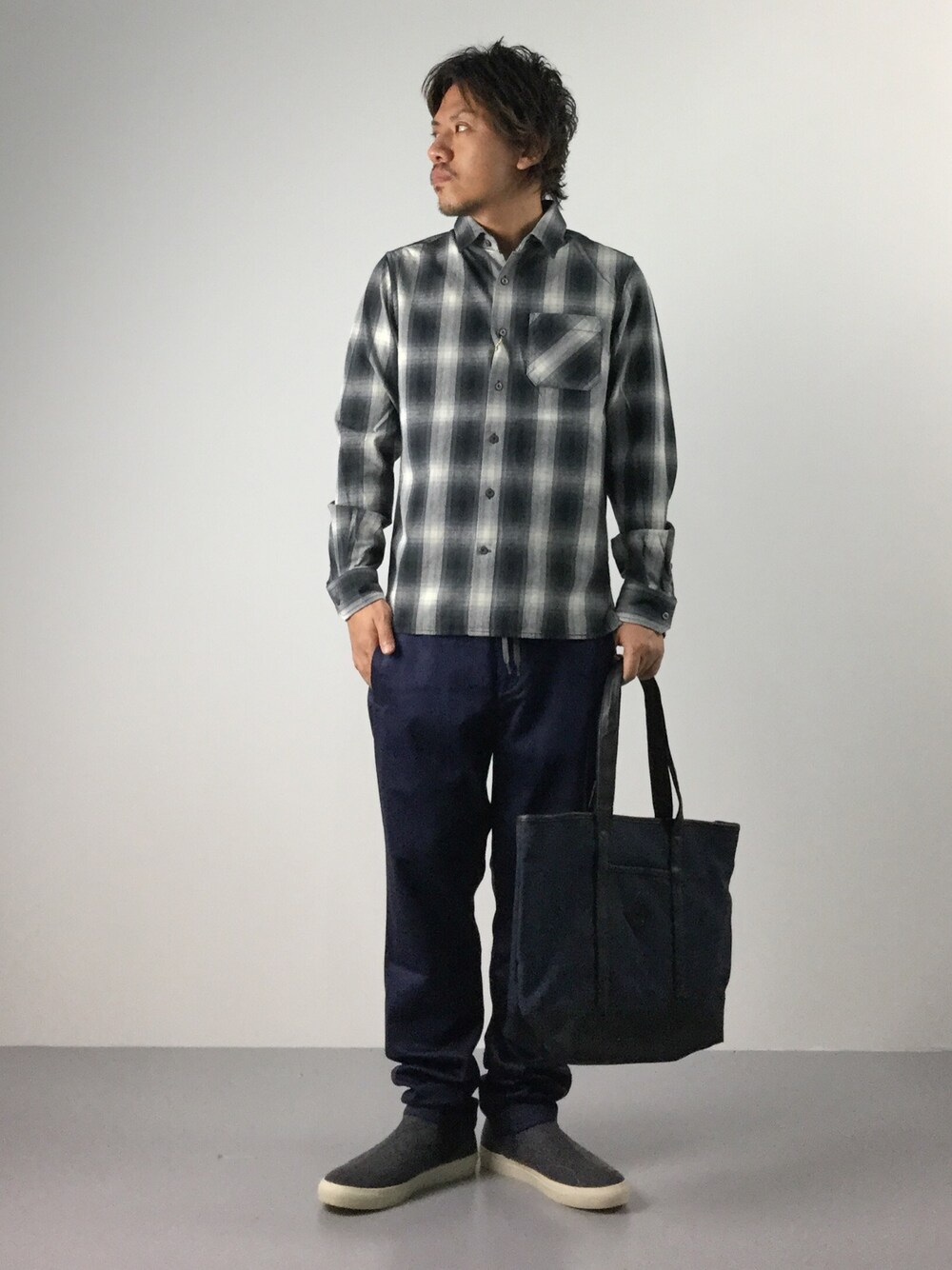 「トートバッグ、グレー、ネイビー、スラックス、チェクシャツ」｜「WEGOのWEGO/コンビトートバッグ（トートバッグ、ブルー系）」を使った、B-chanさん（メンズ・168cm）の秋コーディネートの1枚目の写真