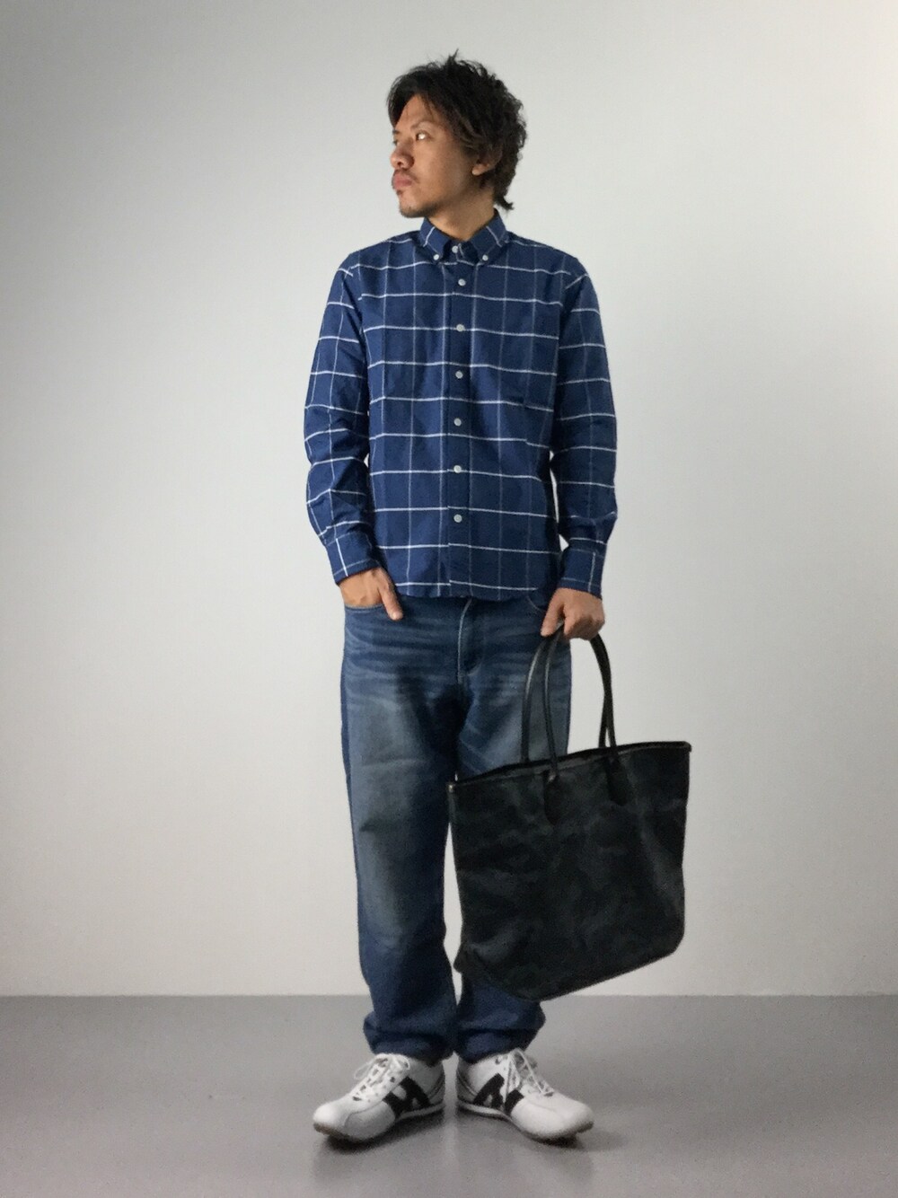 「デニム、トートバッグ、カモフラ、ニットデニム、シャツスタイル」｜「BEAUTY&YOUTH UNITED ARROWSのBY コーティング コットン トートバッグ（トートバッグ、グレー系）」を使った、B-chanさん（メンズ・168cm）の秋コーディネートの1枚目の写真