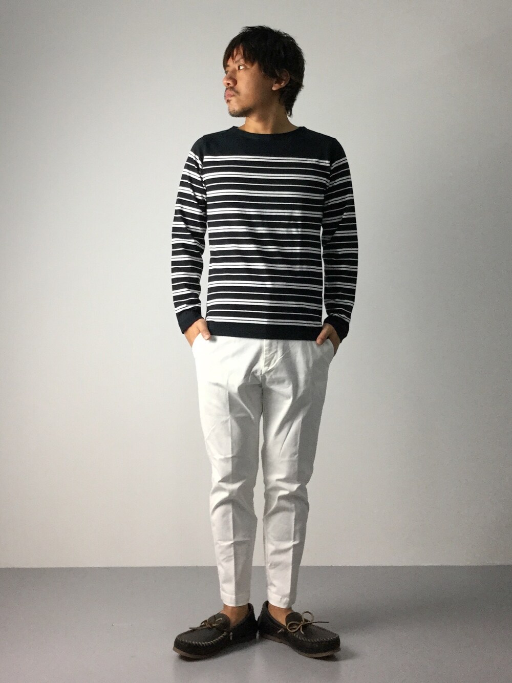 「ボーダー、ミネトンカ、白パンツ、アンクルパンツ、秋服」｜「GLOBAL WORKのボーダーボートネック長袖/557445（Tシャツ/カットソー、ブラック系）」を使った、B-chanさん（メンズ・168cm）の秋コーディネートの1枚目の写真