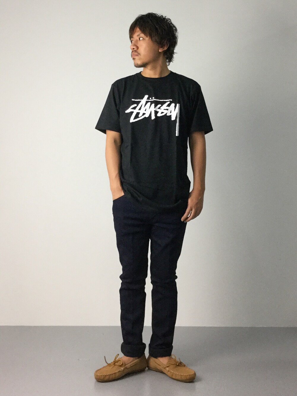 「シンプル、stussy、チノパン、モカシン、ロールアップ」｜「STUSSYのStock Tee（Tシャツ/カットソー、ブラック系）」を使った、B-chanさん（メンズ・168cm）の秋コーディネートの1枚目の写真