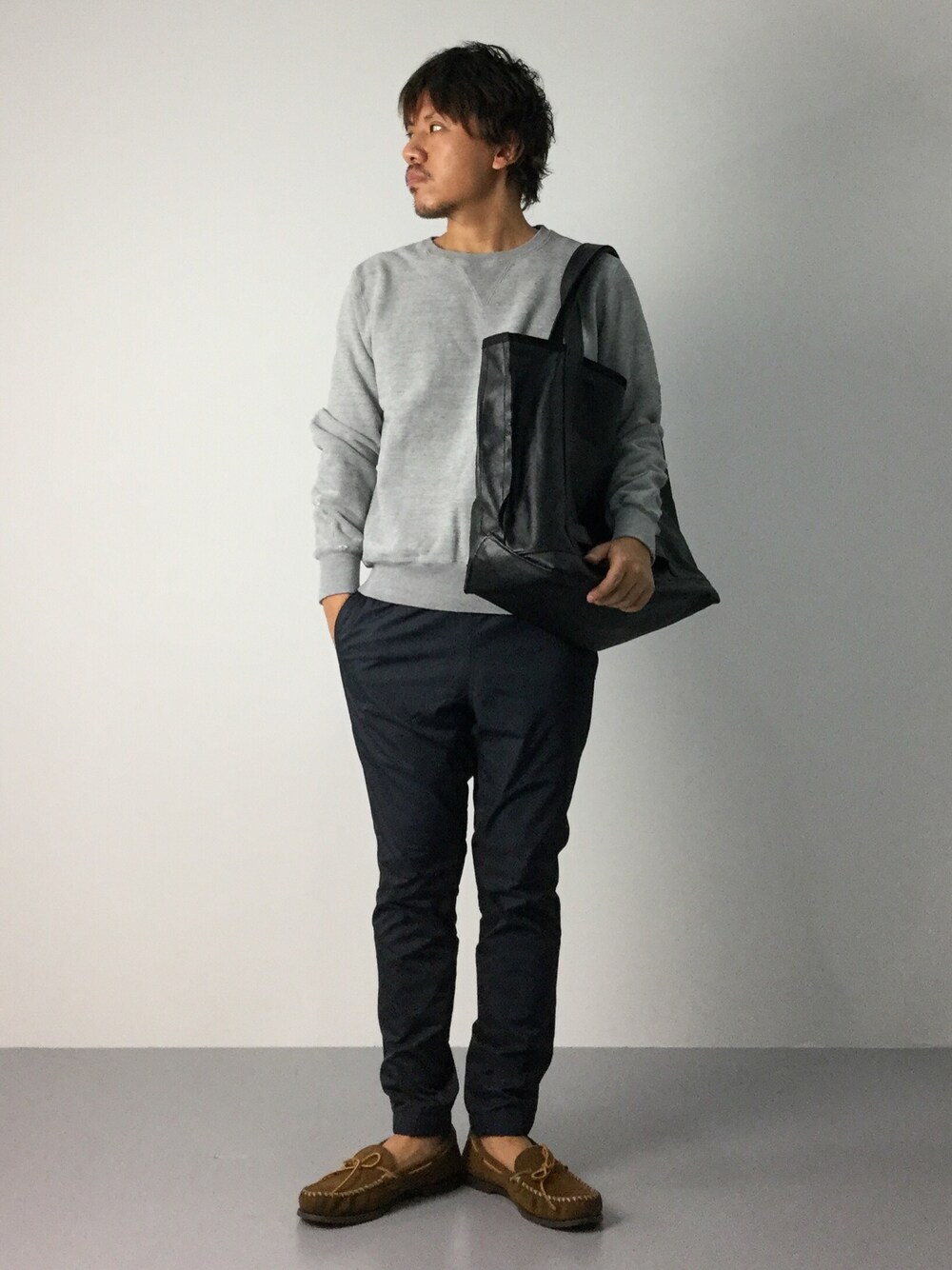「スウェット、モカシン、ラフ、イージーパンツ、秋服」｜「RAGEBLUEの＜2WAY仕様＞リバーシブルコーティングトートバッグ/569159（トートバッグ、ブラック系）」を使った、B-chanさん（メンズ・168cm）の秋コーディネートの1枚目の写真