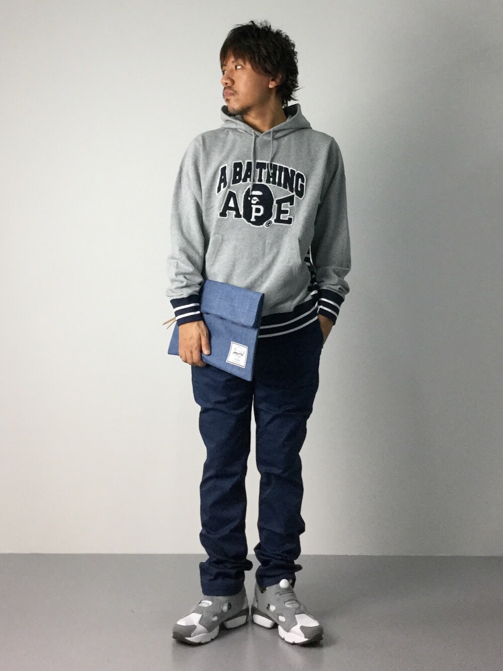 「クラッチバッグ、チノパン、パーカー、ポンプフューリー、秋服、PUMP FURY」｜「SHIPS JET BLUEのHerschel supply: CARTER L クラッチバッグ（ショルダーバッグ、ブルー系）」を使った、B-chanさん（メンズ・168cm）の秋コーディネートの1枚目の写真