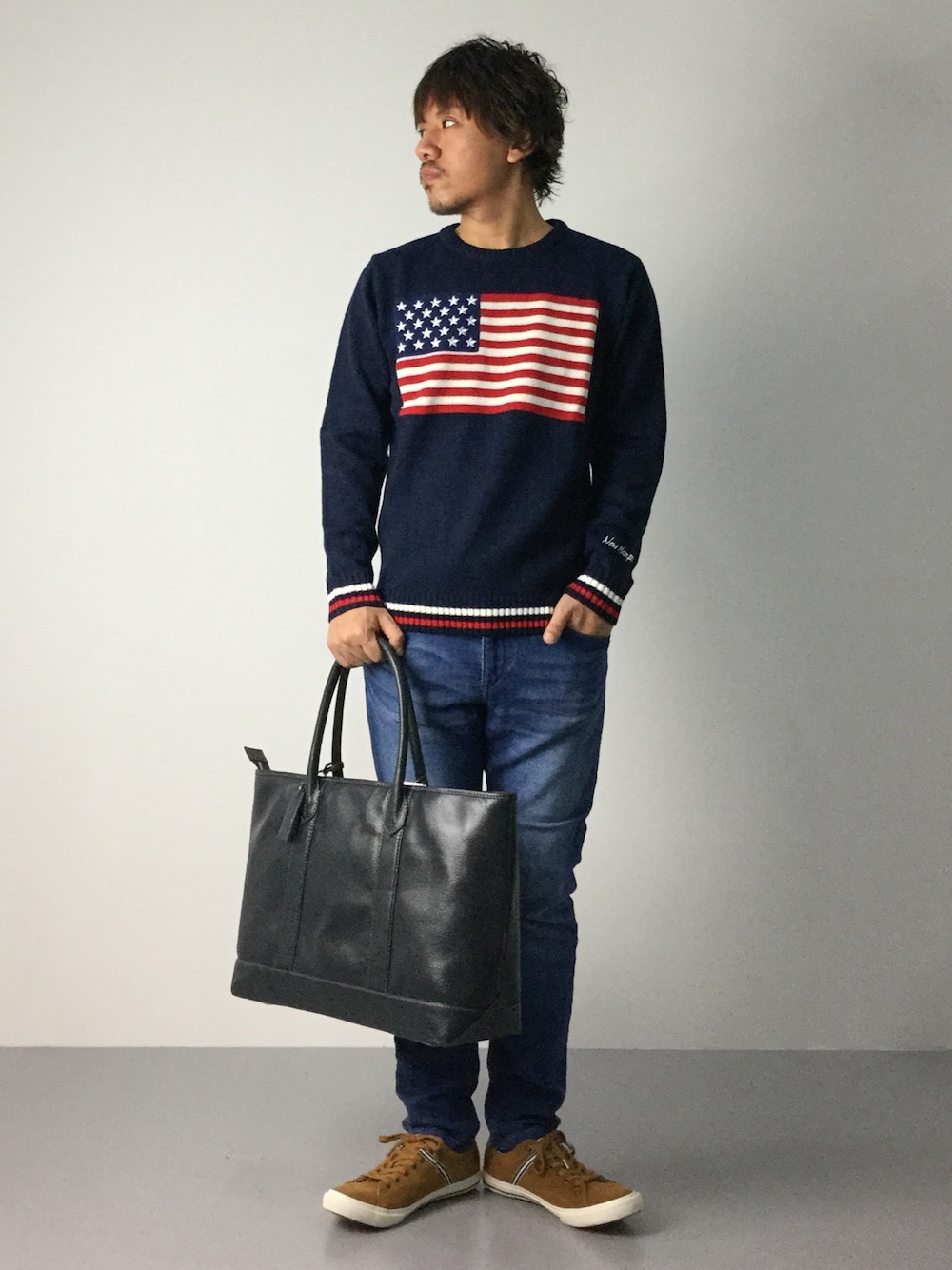 「ニット、デニム、トートバッグ、ビジネスバッグ、秋服」｜「green label relaxingのAP BUFFALO トートバッグ（ビジネスバッグ、ブルー系）」を使った、B-chanさん（メンズ・168cm）の秋コーディネートの1枚目の写真