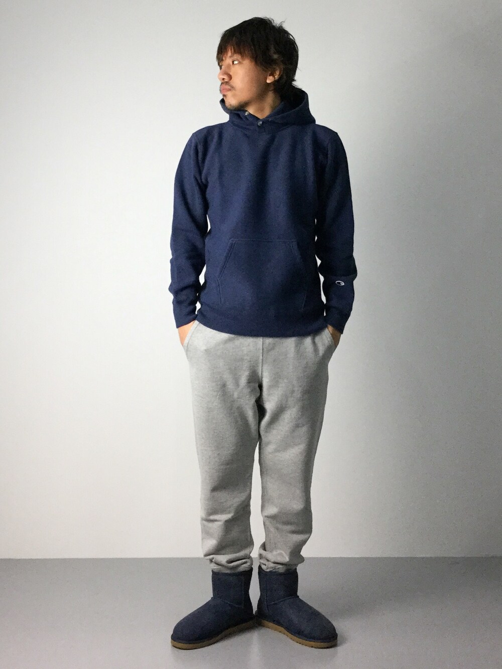 「スウェット、カジュアル、ムートンブーツ、UGG、ラフ、秋コーデ」｜「ChampionのChampion(チャンピオン)×SHIPS AUTHENTIC: 別注 リバースウィーブ プルオーバー スナップ/フーデッド スウェット■（パーカー、ブルー系）」を使った、B-chanさん（メンズ・168cm）の秋コーディネートの1枚目の写真