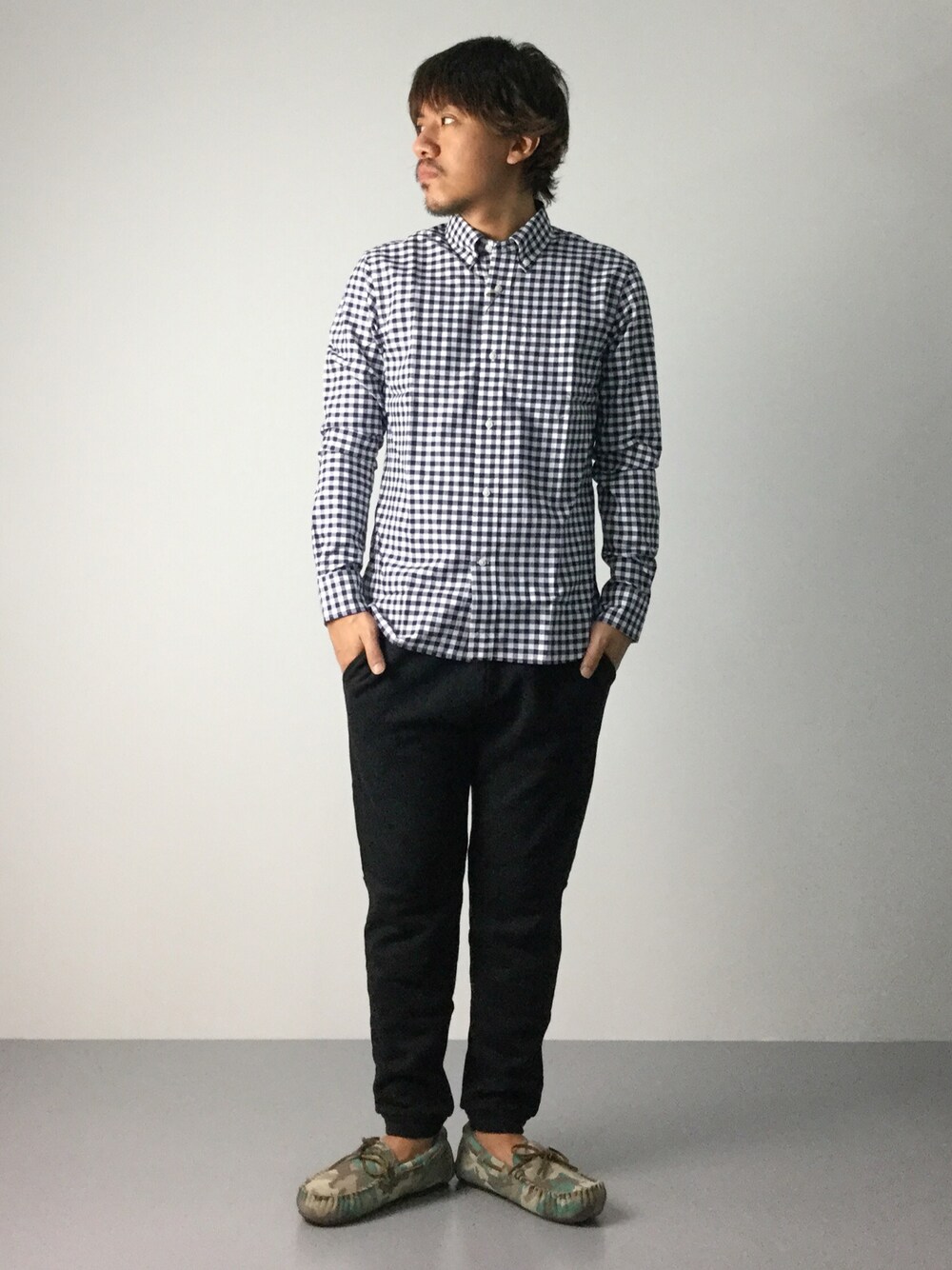 ブルー系のシャツ/ブラウス、グリーン系のモカシン/デッキシューズ、ブラック系のその他パンツを着用したメンズの秋コーディネートの1枚目の写真