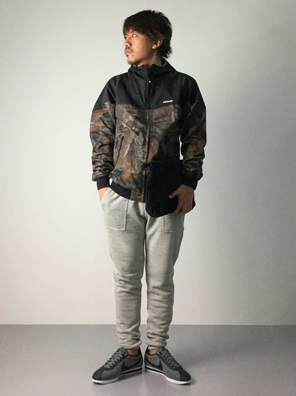 「スウェット、NIKE、クラッチバッグ、スポーツミックス、ナイロンジャケット」｜「STUSSYのQuick Windbreaker（ナイロンジャケット、その他）」を使った、B-chanさん（メンズ・168cm）の秋コーディネートの1枚目の写真