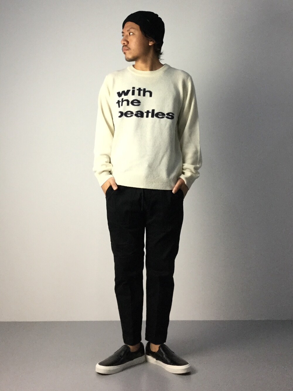 ホワイト系のニット/セーター、ブルー系のその他パンツ、ブラック系のスリッポンを着用したメンズの秋コーディネートの1枚目の写真