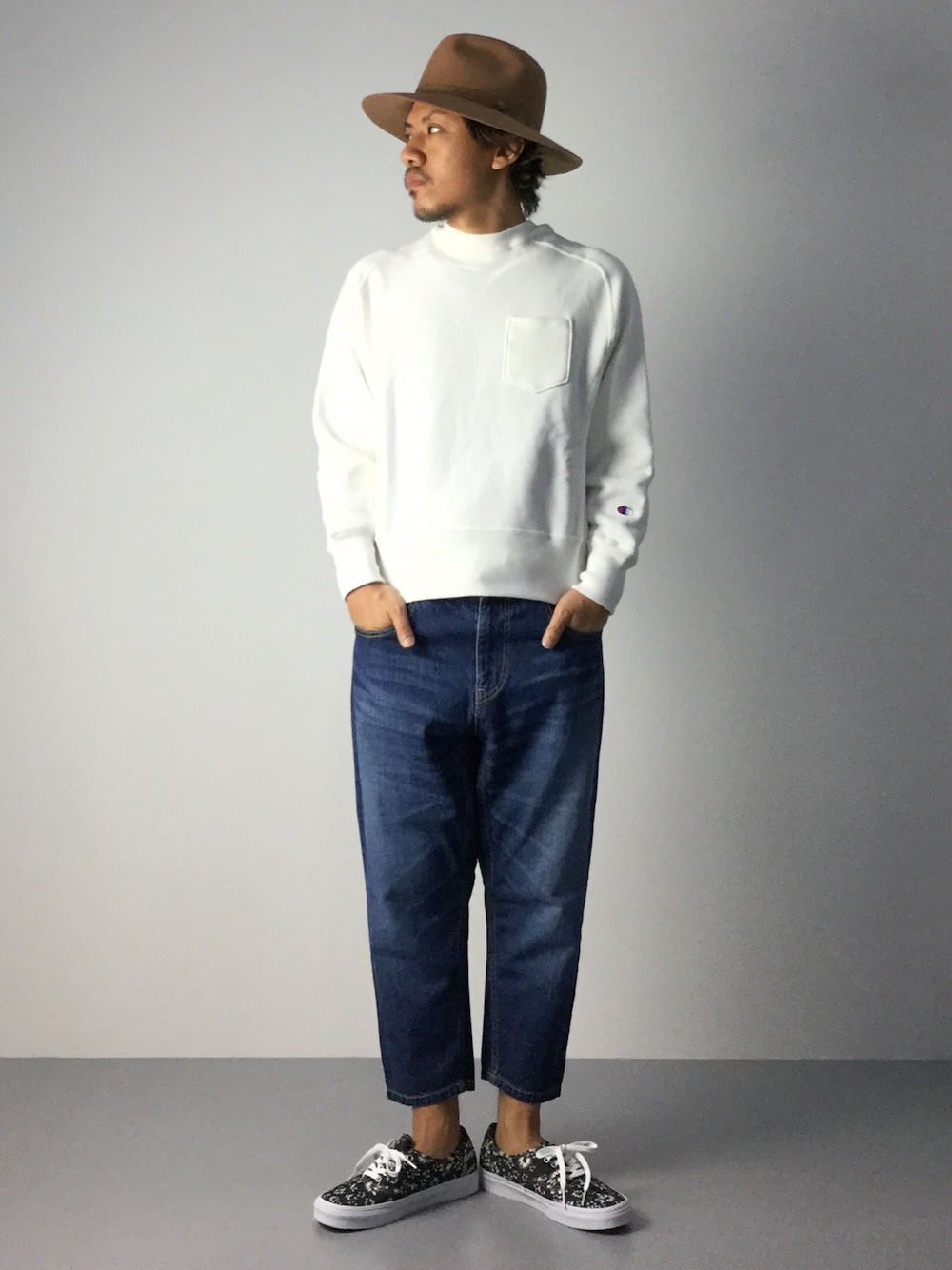 「デニム、VANS、スウエット、アンクルパンツ、ツバ広ハット」｜「ChampionのChampion×JS REVERSE WEAVE SWEAT/別注 チャンピオン スウェット #（スウェット、ホワイト系）」を使った、B-chanさん（メンズ・168cm）の秋コーディネートの1枚目の写真
