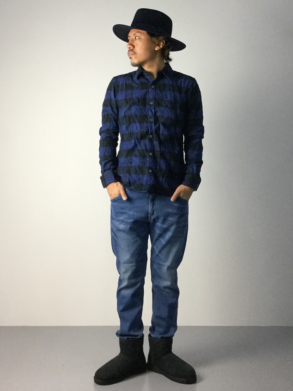 「チェックシャツ、ブルー、ムートンブーツ、シャツスタイル、ツバ広ハット、ジョガーパンツ、アグ」｜「RAGEBLUEの【欠品カラーの予約受付中】＜今年もマスト＞フェルトツバ広HAT /569647（ハット、ブルー系）」を使った、B-chanさん（メンズ・168cm）の秋コーディネートの1枚目の写真