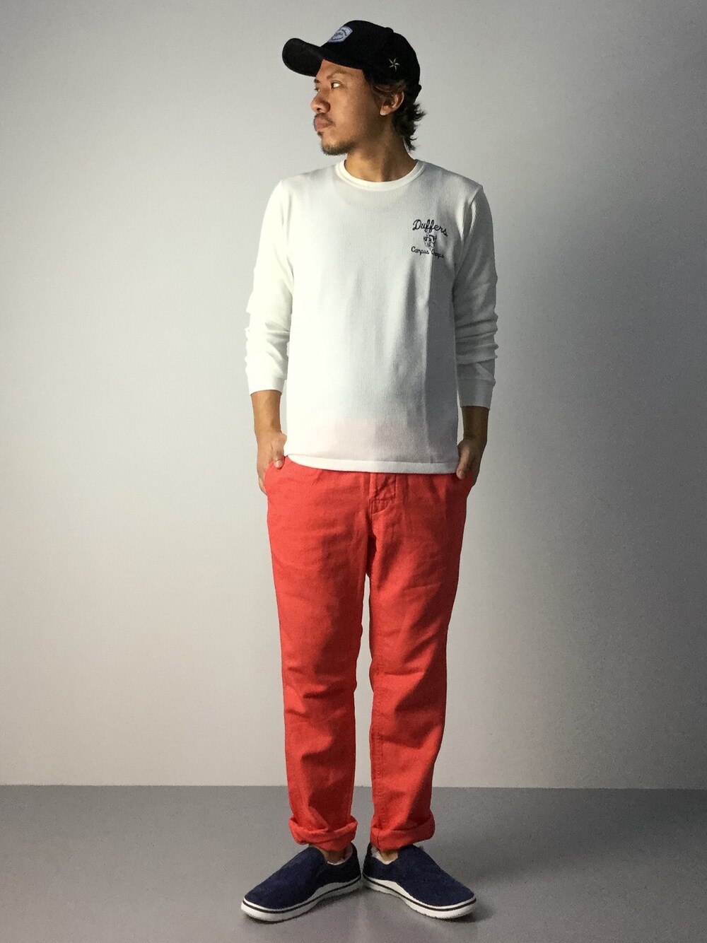 「カラーパンツ、キャップ、スリッポン、サーマル、ツイルパンツ」｜「DickiesのBEAMS / Dickies ワッペン キャップ（キャップ、ブラック系）」を使った、B-chanさん（メンズ・168cm）の秋コーディネートの1枚目の写真