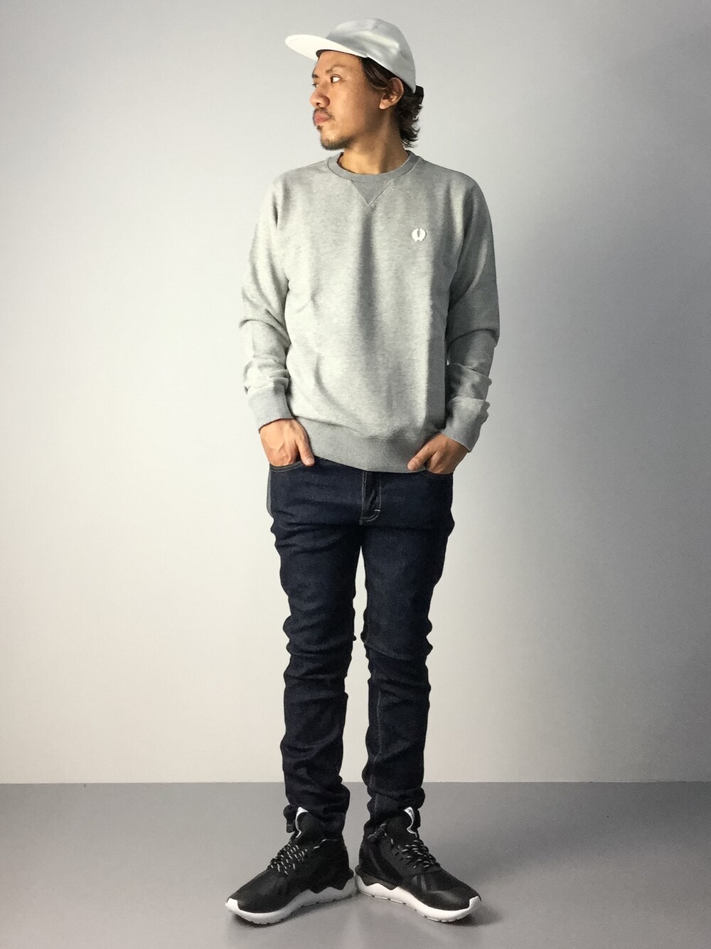 「キャップ、adidas、トレーナー、アディダス、スキニーデニム」｜「WISMのBASE MFG 2PANEL VINTAGE（ハット、ホワイト系）」を使った、B-chanさん（メンズ・168cm）の秋コーディネートの1枚目の写真