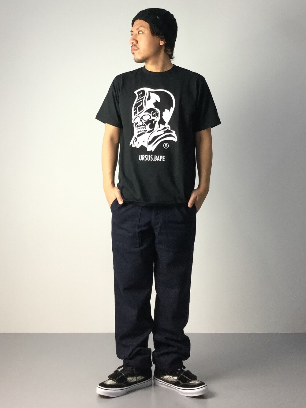 「VANS、ブラック、ニット帽、Tシャツ、ネイビー」｜「A BATHING APEのURSUS SKULL TEE（Tシャツ/カットソー、ブラック系）」を使った、B-chanさん（メンズ・168cm）の秋コーディネートの1枚目の写真