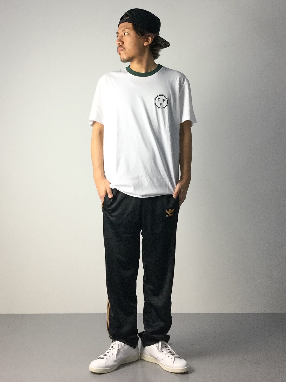 「キャップ、Tシャツ、adidas、アディダス、スポーツミックス」｜「adidasのオリジナルス キャップ[SST SNAPBACK CAP]（キャップ、ブラック系）」を使った、B-chanさん（メンズ・168cm）の秋コーディネートの1枚目の写真