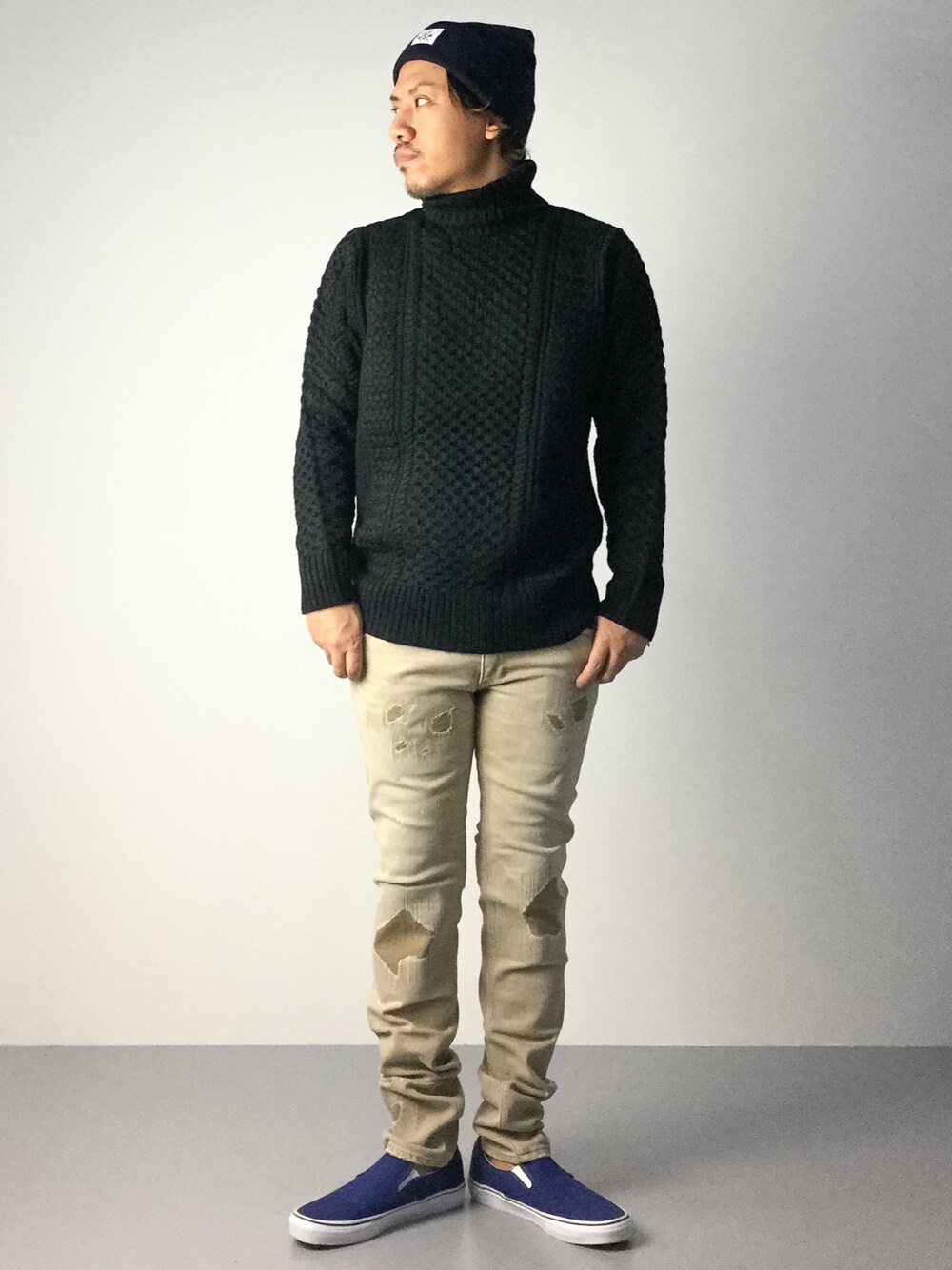 「ニット、デニム、ニット帽、タートルネック、スリッポン」｜「SAVE KHAKI UNITEDのKnit Field Cap W/Made In USA Label（ニットキャップ/ビーニー、ブルー系）」を使った、B-chanさん（メンズ・168cm）の秋コーディネートの1枚目の写真