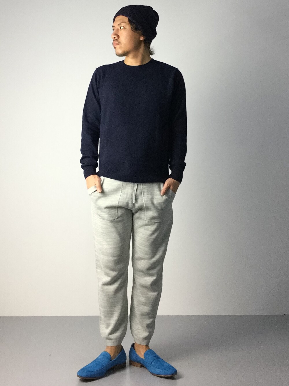 「ニット、ニット帽、ローファー、カシミヤ、クロップドパンツ」｜「RAGEBLUEの【HIGHLAND/ハイランド】＜別注＞ウールケーブルワッチ/709188（ニットキャップ/ビーニー、ブルー系）」を使った、B-chanさん（メンズ・168cm）の秋コーディネートの1枚目の写真