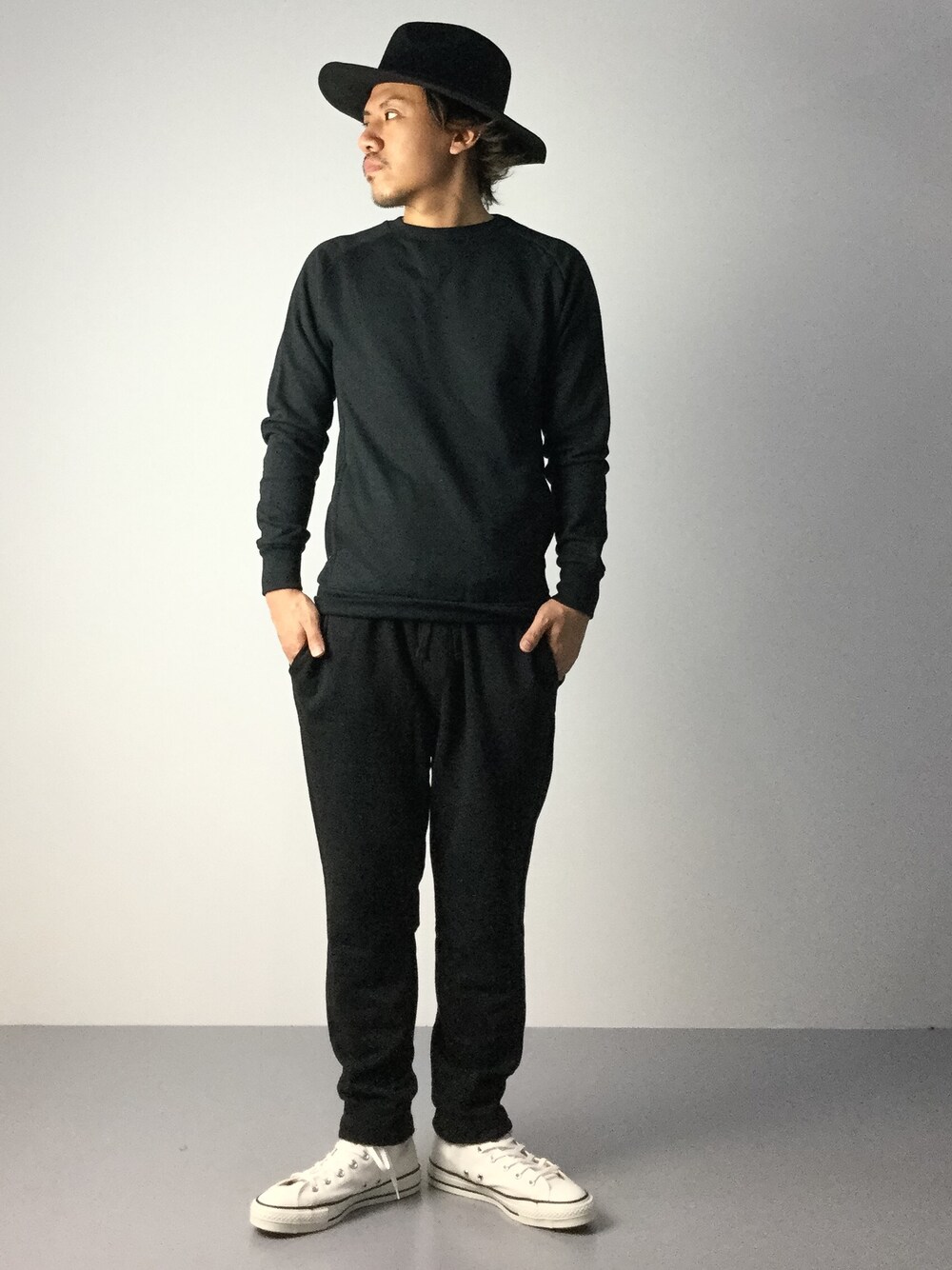 「スウェット、コンバース、ブラック、converse、モノトーン、ツバ広ハット」｜「DANKE SCHONのDankeSchon/ダンケシェーン/Zip Felt Hat（ハット、ブラック系）」を使った、B-chanさん（メンズ・168cm）の秋コーディネートの1枚目の写真