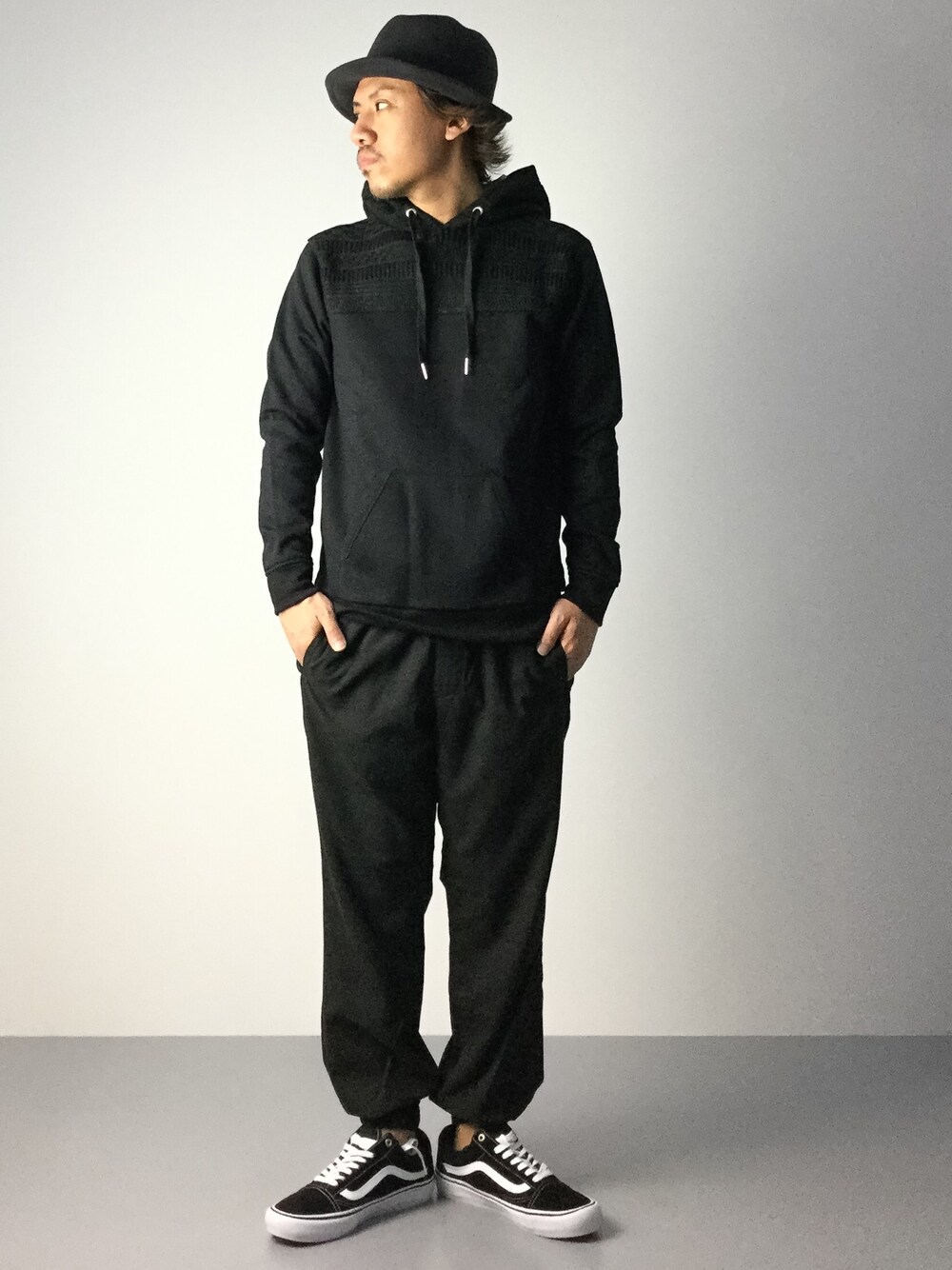 「VANS、ブラック、パーカー、バンズ、イージーパンツ」｜「EDIFICEのSCHA ワイヤーハット（ハット、グレー系）」を使った、B-chanさん（メンズ・168cm）の秋コーディネートの1枚目の写真