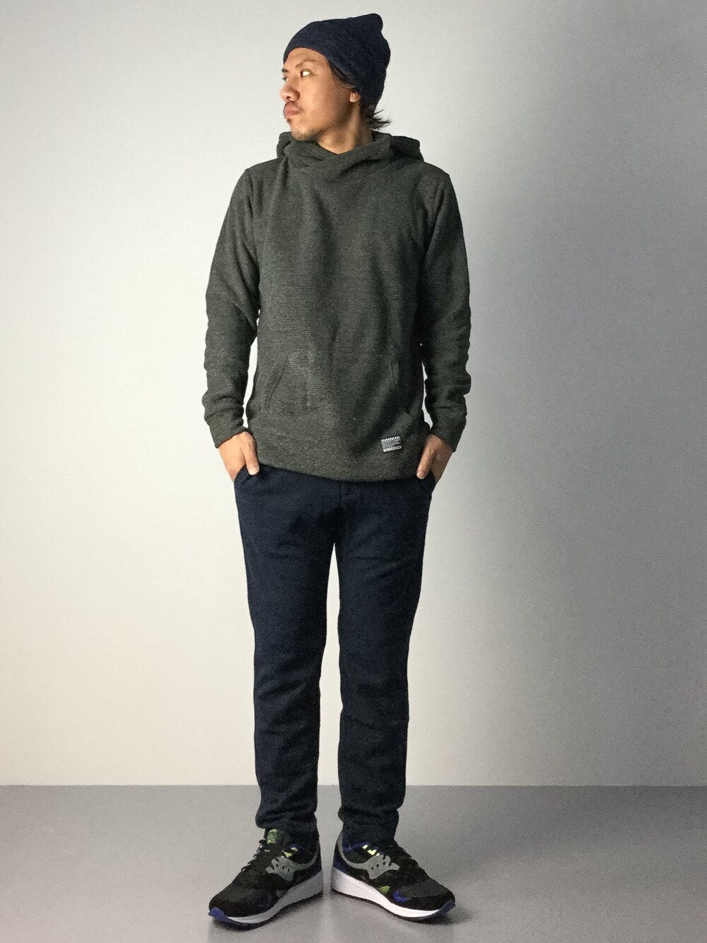 「シンプル、ニット帽、パーカー、イージーパンツ、saucony」｜「UR SELECTのUR SELECT LIGHT WEGHT CAP（ニットキャップ/ビーニー、ブルー系）」を使った、B-chanさん（メンズ・168cm）の秋コーディネートの1枚目の写真