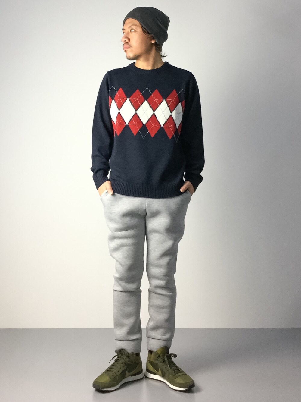 「スウェット、ニット、NIKE、ニット帽、ナイキ、アーガイルニット」｜「SHIPS GENERAL SUPPLYのWIGWAM ウィグワム: ニットキャップ（ニットキャップ/ビーニー、グレー系）」を使った、B-chanさん（メンズ・168cm）の秋コーディネートの1枚目の写真