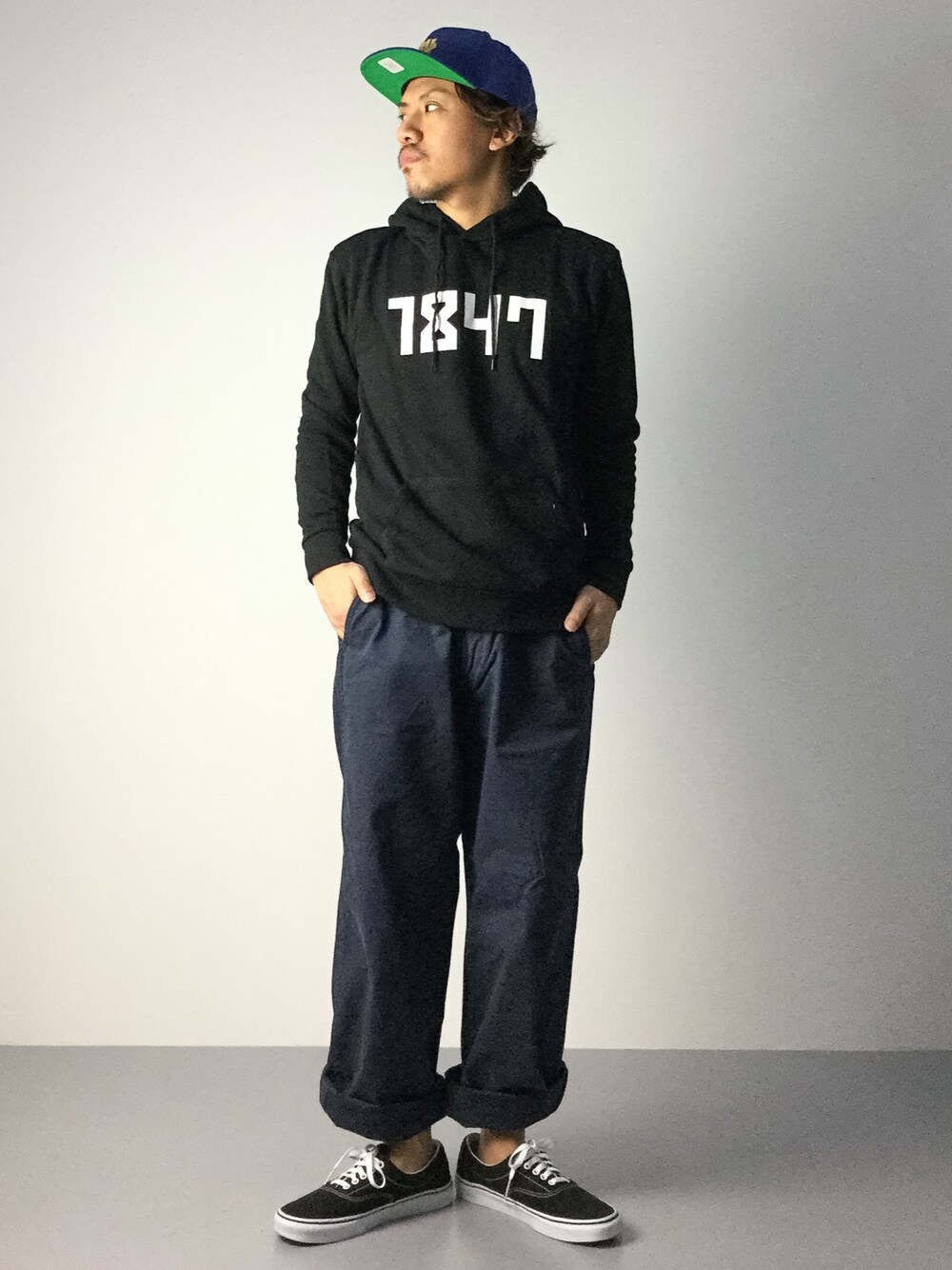「チノパン、キャップ、パーカー、ストリート、ベルト」｜「UNDEFEATED の5 STRIKE FA15 CAP（キャップ、ブルー系）」を使った、B-chanさん（メンズ・168cm）の秋コーディネートの1枚目の写真