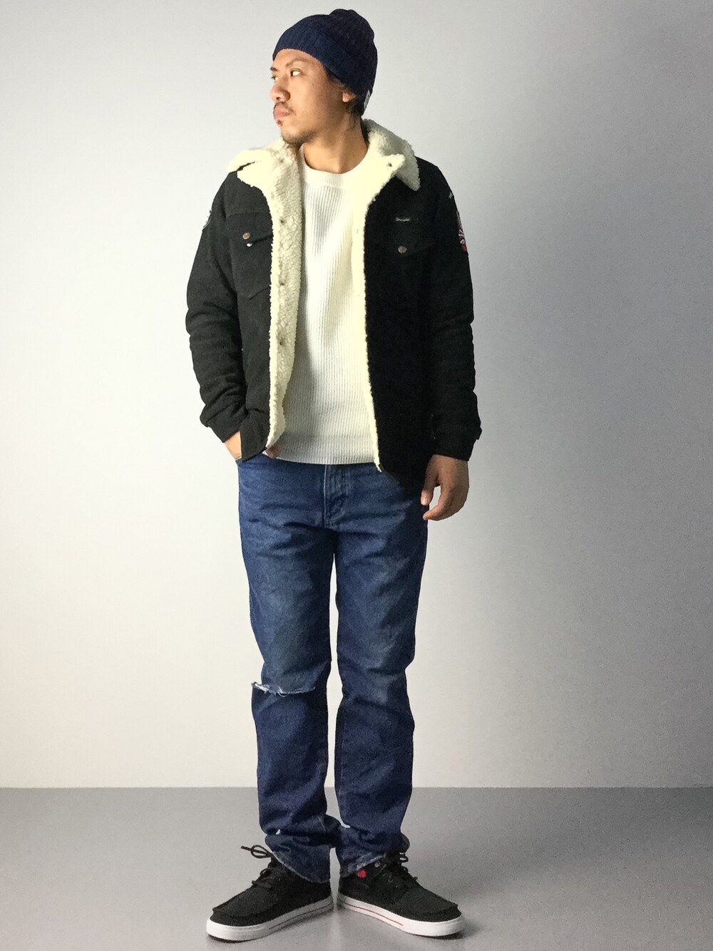 「ニット、デニム、アメカジ、ニット帽、ランチコート」｜「MAGIC NUMBERのBorder Rib Beanie（ニットキャップ/ビーニー、ブルー系）」を使った、B-chanさん（メンズ・168cm）の秋コーディネートの1枚目の写真