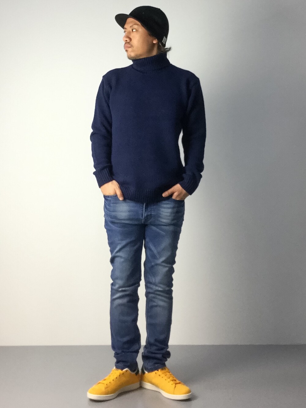 「ニット、デニム、ニット帽、adidas、タートルネック、アディダス」｜「coenの【C.MC】ニットキャスケット（キャップ、ブラック系）」を使った、B-chanさん（メンズ・168cm）の秋コーディネートの1枚目の写真