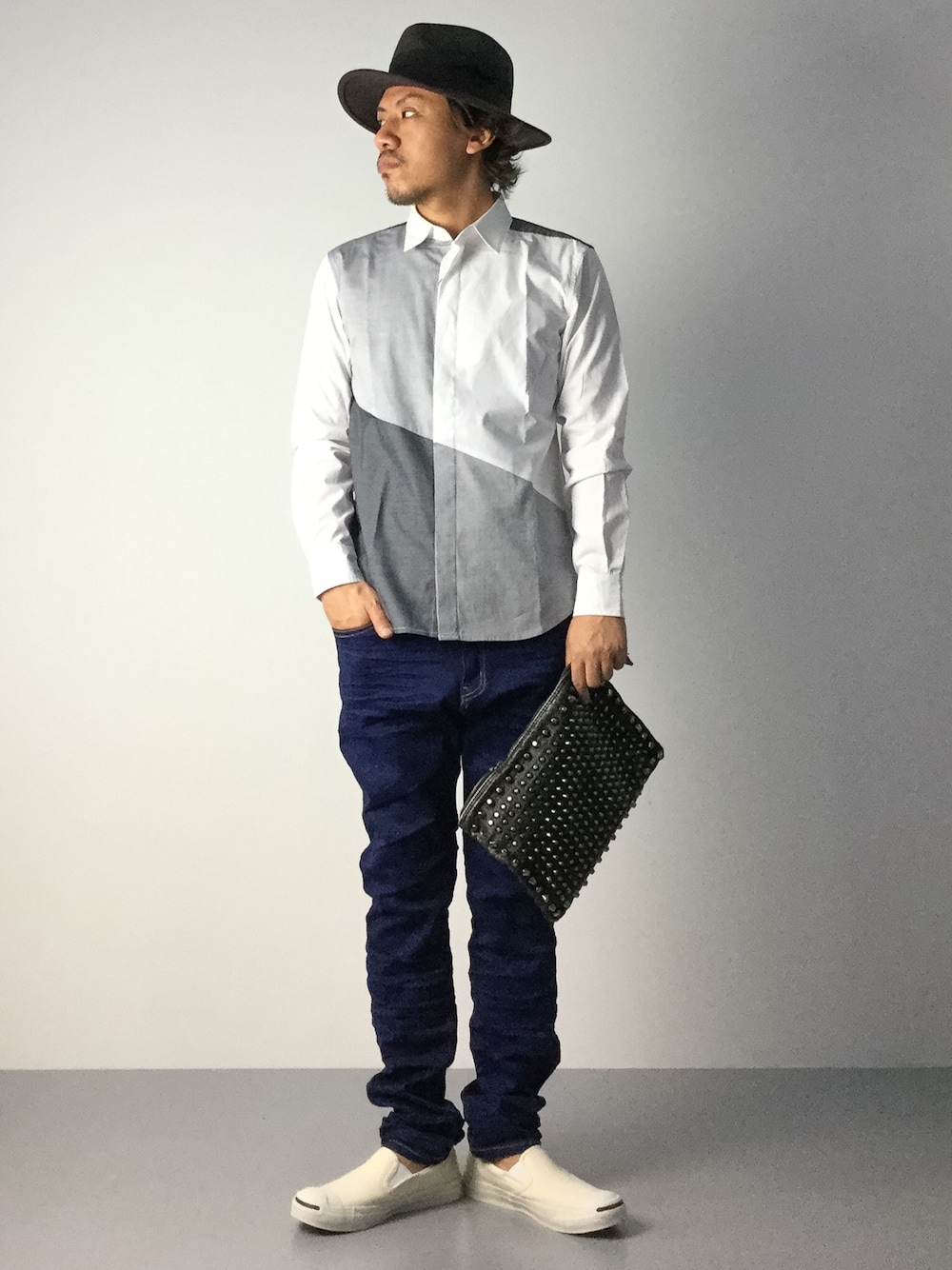 「デニム、シャツ、クラッチバッグ、スリッポン、シャツスタイル、ツバ広ハット」｜「BurnerのWOOL HAT（ハット、ブラウン系）」を使った、B-chanさん（メンズ・168cm）の秋コーディネートの1枚目の写真