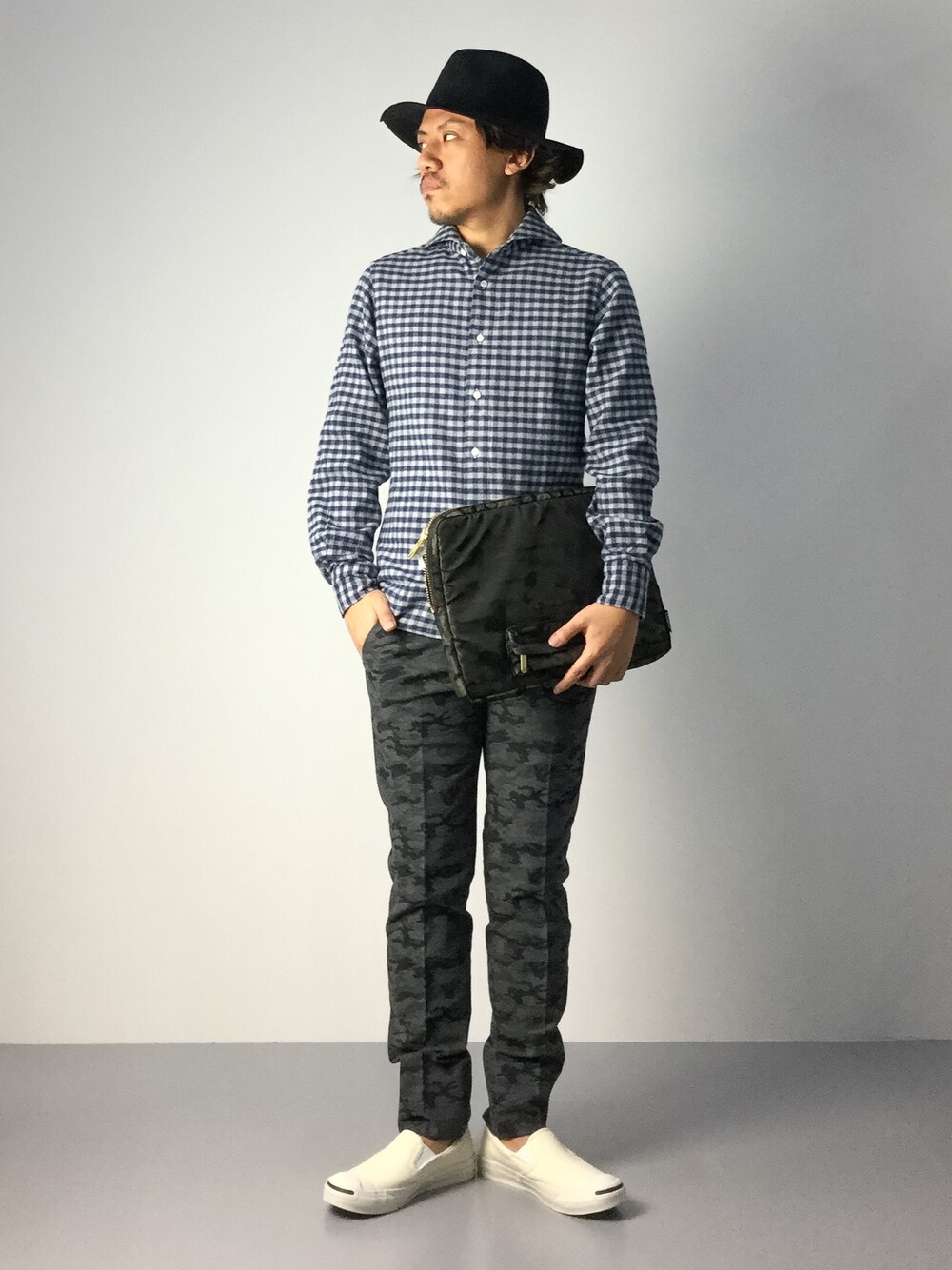 「カジュアル、カモフラ、ハット、ギンガムチェック、スリッポン」｜「Lui'sのLui's(ルイス) ロングブリムハット（ハット、ブラック系）」を使った、B-chanさん（メンズ・168cm）の秋コーディネートの1枚目の写真