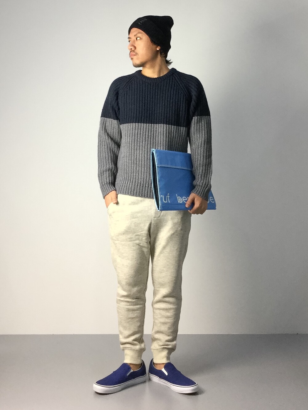 「スウェット、ニット、ニット帽、クラッチバッグ、スリッポン」｜「7UnionのPALM TREE BENT（ニットキャップ/ビーニー、ブラック系）」を使った、B-chanさん（メンズ・168cm）の秋コーディネートの1枚目の写真
