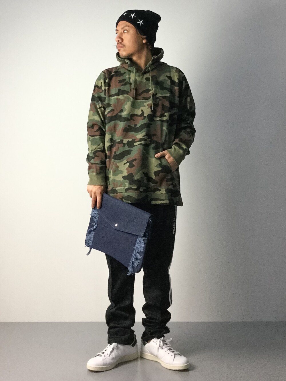 「カモフラ、クラッチバッグ、パーカー、adidas、迷彩、アディダス」｜「L.H.PのLHP/エルエイチピー/StarWatchCap <6016158>（ニットキャップ/ビーニー、ブラック系）」を使った、B-chanさん（メンズ・168cm）の秋コーディネートの1枚目の写真