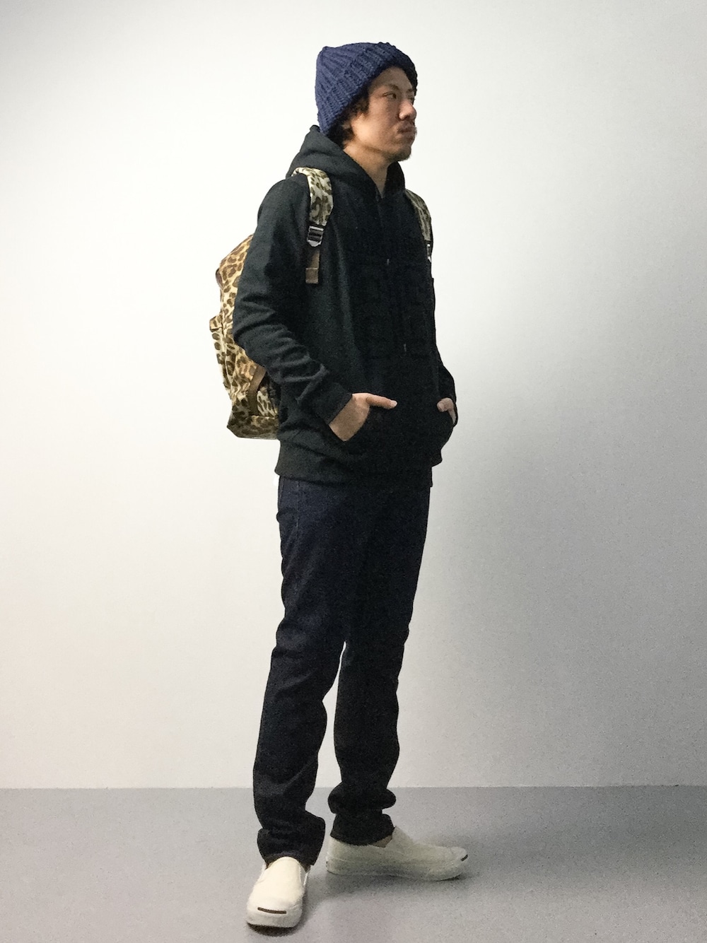 「デニム、カジュアル、リュック、ニット帽、パーカー」｜「UR SELECTのUR SELECT PLAINHAT（ニットキャップ/ビーニー、ブルー系）」を使った、B-chanさん（メンズ・168cm）の秋コーディネートの1枚目の写真