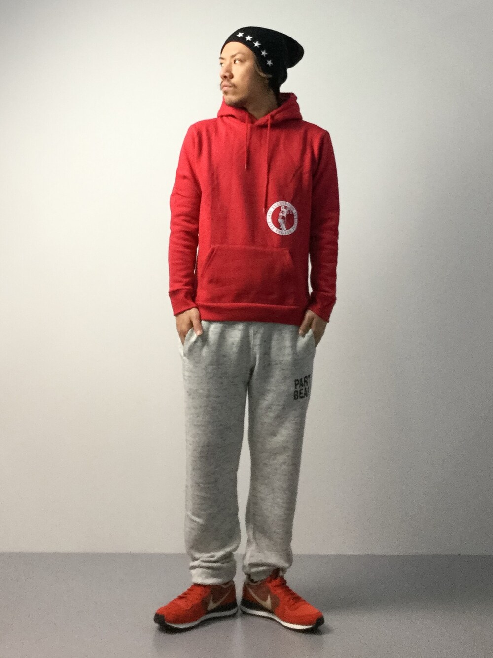 「スウェット、NIKE、ニット帽、パーカー、ナイキ、ナイキスニーカー、ラフ」｜「L.H.PのLHP/エルエイチピー/Star Watch Cap  <6016158>（ニットキャップ/ビーニー、ブラック系）」を使った、B-chanさん（メンズ・168cm）の秋コーディネートの1枚目の写真