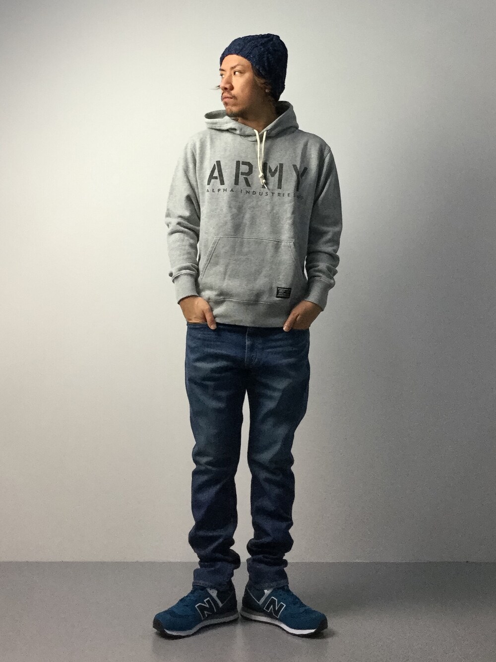 「デニム、カジュアル、ニット帽、パーカー、New Balance」｜「BEAMS PLUSのBEAMS PLUS / ドネガルケーブルワッチキャップ（ニットキャップ/ビーニー、ブルー系）」を使った、B-chanさん（メンズ・168cm）の秋コーディネートの1枚目の写真