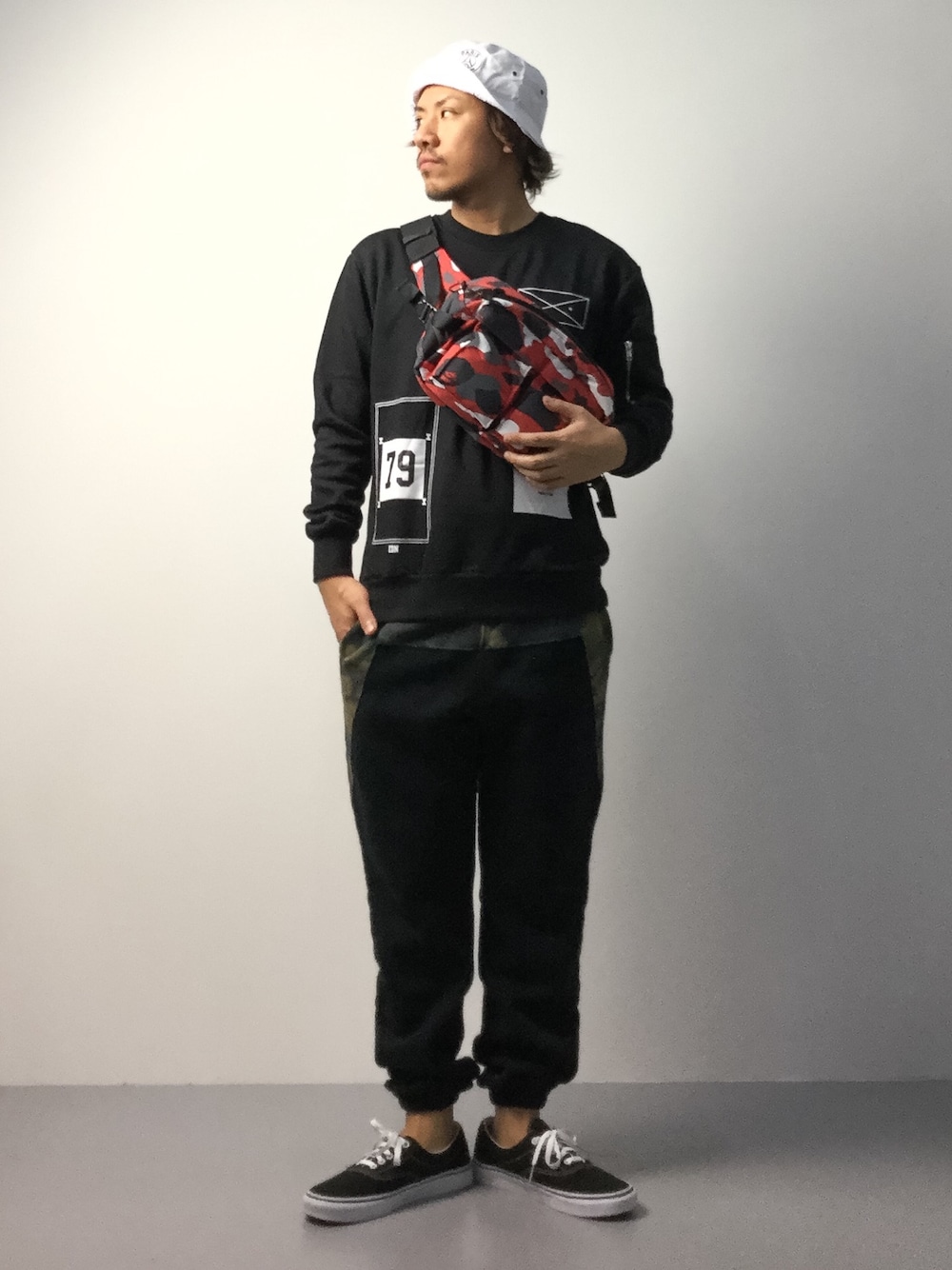 「EDIFICEのPSG*KIYONAGA ロゴハット（ハット、ホワイト系）」を使った、B-chanさん（メンズ・168cm）の秋コーディネートの1枚目の写真