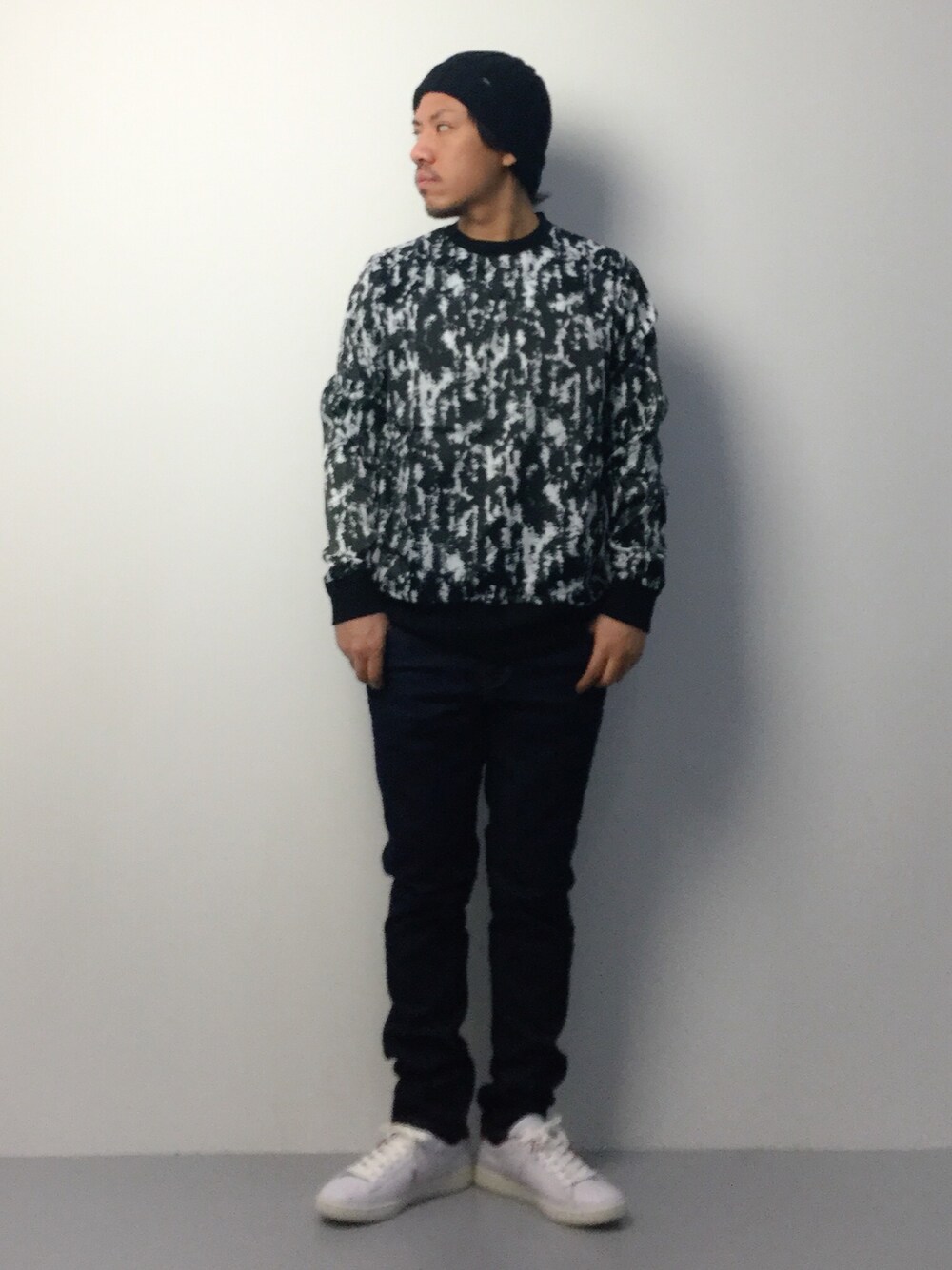 「CASPER JOHN AIVERのAIVER モノクロアートクルーネックプルオーバー（Tシャツ/カットソー、ホワイト系）」を使った、B-chanさん（メンズ・168cm）の冬コーディネートの1枚目の写真