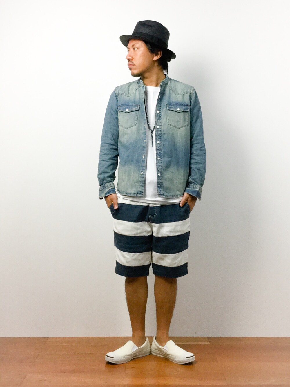 「ボーダー、converse、ハット、デニムシャツ、スリッポン、Champion、ラフ、ショーツ、サマースタイル、ボーダーショーツ」｜「AMERICAN RAG CIEのEcua-Andino エクアンディーノ パナマハット（ハット、ブラック系）」を使った、B-chanさん（メンズ・168cm）の夏コーディネートの1枚目の写真