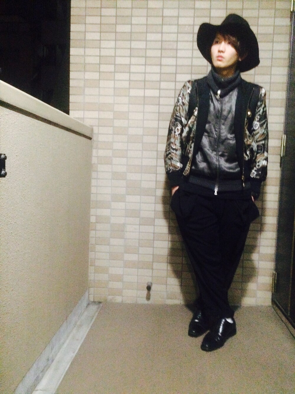 ブラック系のブルゾン、グレー系のブルゾン、ブラック系のその他パンツを着用したメンズの冬コーディネートの1枚目の写真