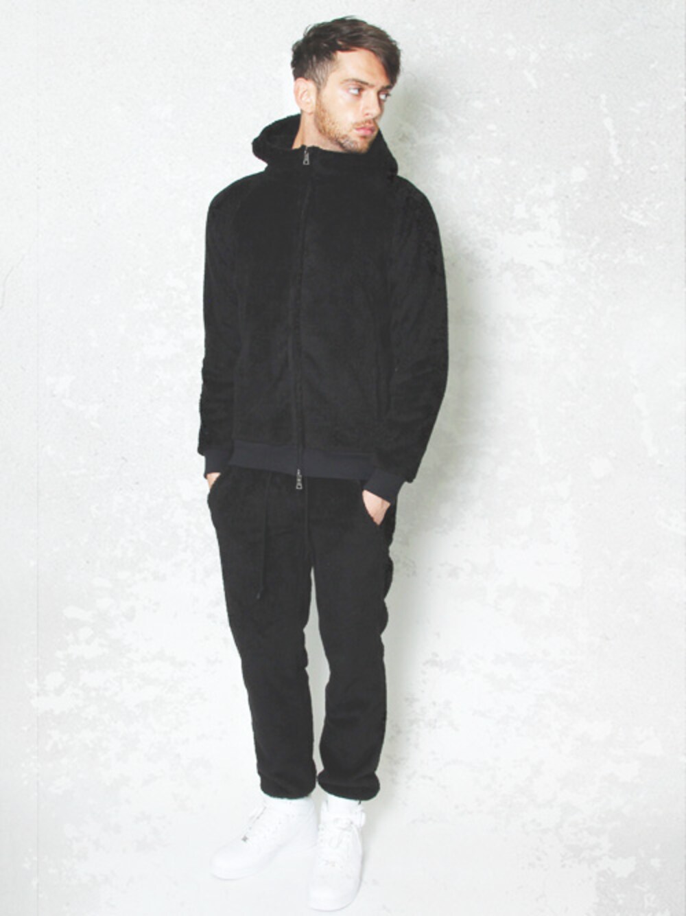 ブラック系のパーカー、グリーン系のTシャツ/カットソー、イエロー系のボクサーパンツを着用したメンズの冬コーディネートの1枚目の写真