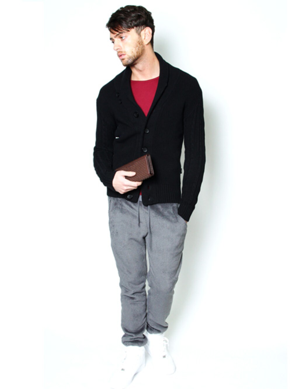 ブラック系のカーディガン/ボレロ、グレー系のパーカー、ホワイト系のTシャツ/カットソーを着用したメンズの冬コーディネートの1枚目の写真