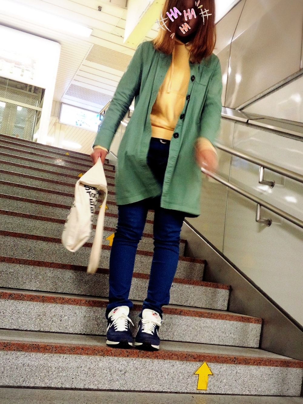 「NIKE、American Apparel、春 コート、サッカー観戦」｜「NIKEのNIKE AIR TAILWIND（スニーカー、ブルー系）」を使った、。華彩さん（レディース・167cm）の春コーディネートの1枚目の写真