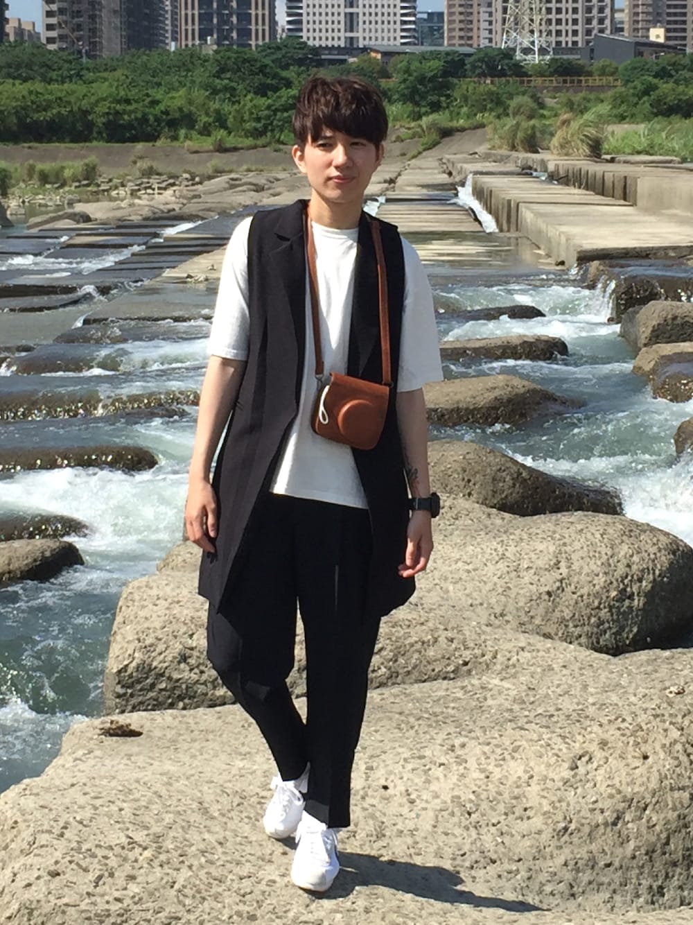 「豆腐岩」｜「GUのアイテム（スラックス、ブラック系）」を使った、Hsinさん（レディース・160cm）の夏コーディネートの1枚目の写真