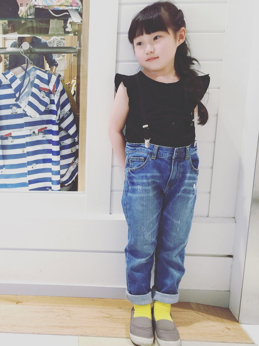 「女の子、キッズファッション、サスペンダー、デニム、ブラック、シンプル」｜「H&Mのアイテム（Tシャツ/カットソー、ブラック系）」を使った、Rtomoさん（キッズ・110cm）の春コーディネートの1枚目の写真