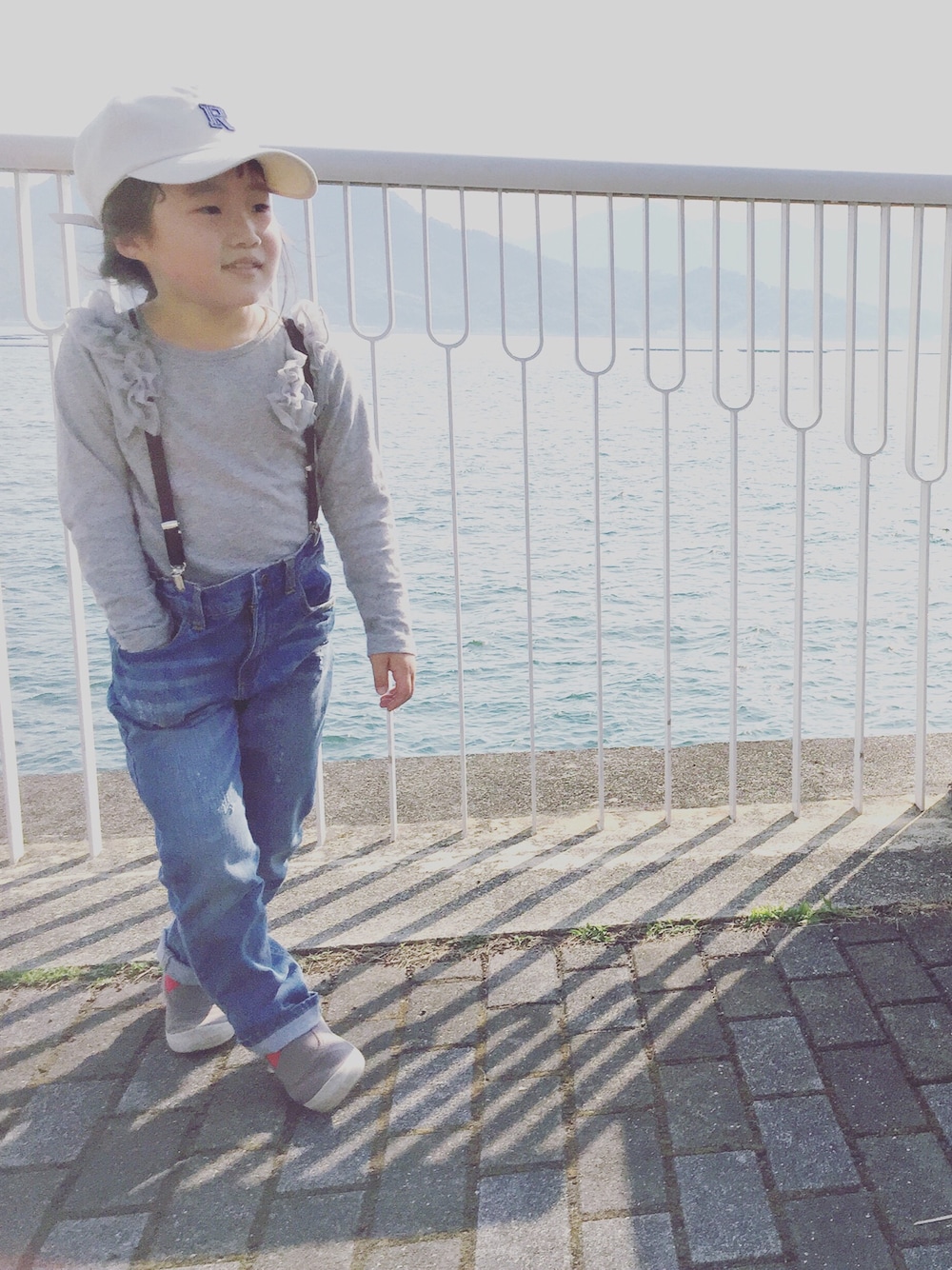 「キッズコーデ、おんなのこ、デニム、サスペンダー、キャップ」｜「salut!のアイテム（キャップ、ホワイト系）」を使った、Rtomoさん（キッズ・110cm）の春コーディネートの1枚目の写真