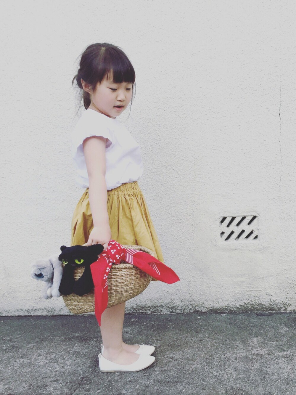 「キッズファッション、シンプル、プチプラ、女の子、バンダナ、かごバッグ、H&M、プティマイン」｜「petit mainのベーシックカラーブラウス（シャツ/ブラウス、ホワイト系）」を使った、Rtomoさん（キッズ・110cm）の夏コーディネートの1枚目の写真