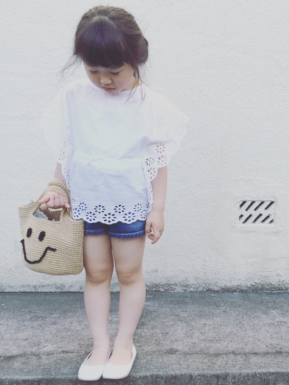 「kids、カジュアルコーデ、女の子、シンプルコーデ、夏、かごバッグ、バレエシューズ、デニムショートパンツ、LEE、H&M」｜「H&Mのアイテム（シャツ/ブラウス、ホワイト系）」を使った、Rtomoさん（キッズ・110cm）の夏コーディネートの1枚目の写真
