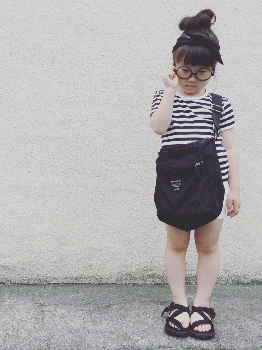 「モノトーン、キッズコーデ、ボーダー、シンプル、おんなのこ、サンダル、マリメッコ、おだんごヘアー、ﾏﾙﾒｶﾞﾈ」｜「marimekkoのTASARAITA KIDS / L.HYH（Tシャツ/カットソー、ブラック系）」を使った、Rtomoさん（キッズ・110cm）の夏コーディネートの1枚目の写真