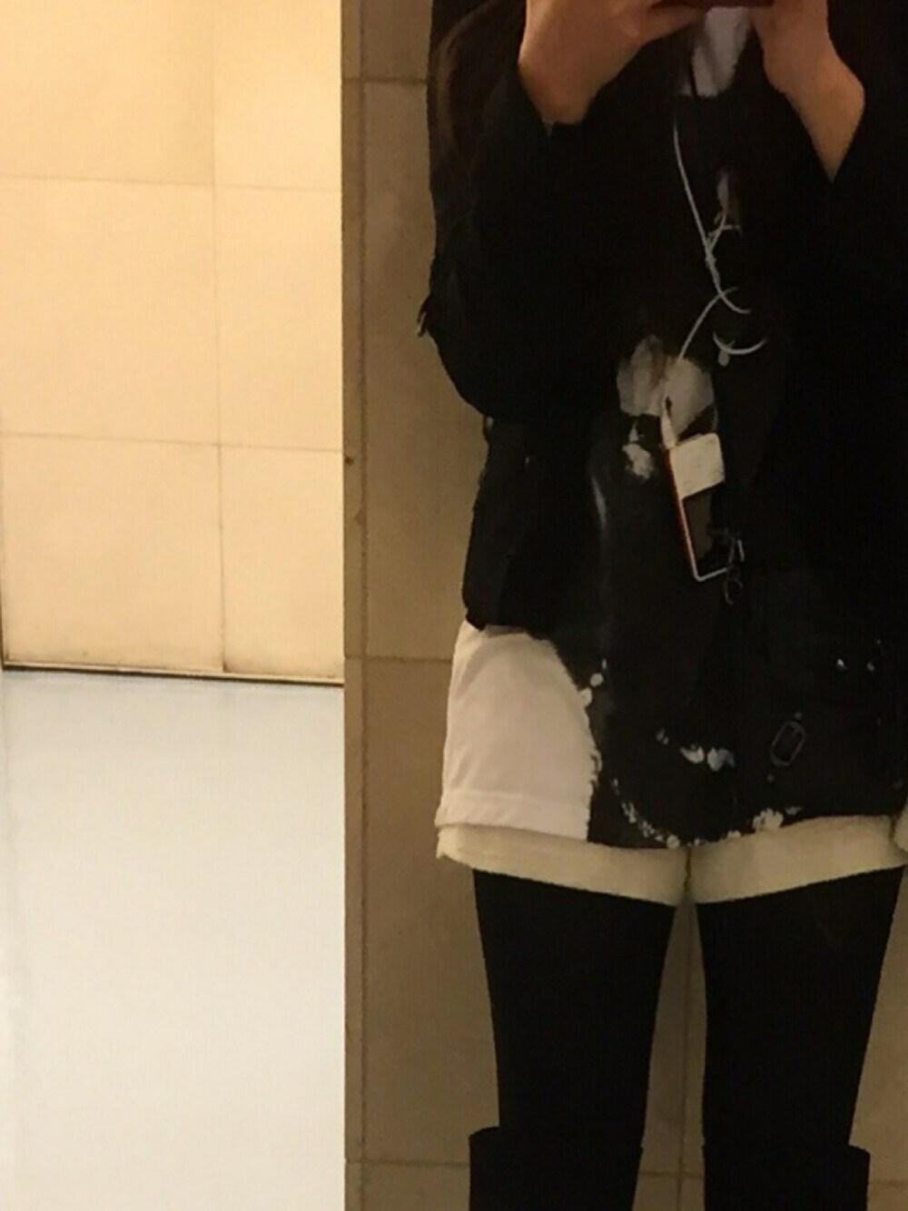 ブラック系のナイロンジャケット、ホワイト系のTシャツ/カットソーを着用したレディースの春コーディネートの1枚目の写真