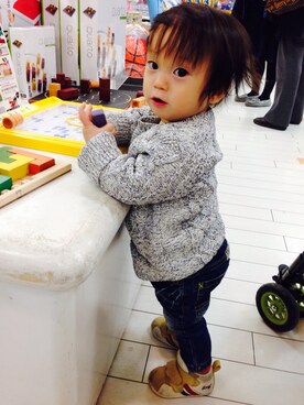 「GAP（ギャップ）のアイテム（ニット/セーター、グレー系）」を使った、リアーナさん（キッズ・120cm）の冬コーディネート