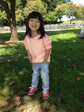 「ZARA（ザラ）のアイテム（Tシャツ/カットソー、ピンク系）」を使った、リアーナさん（キッズ・120cm）の秋コーディネート