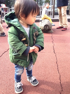 「F.O.KIDS（エフオーキッズ）のアイテム（ミリタリージャケット、グリーン系）」を使った、リアーナさん（キッズ・120cm）の冬コーディネート